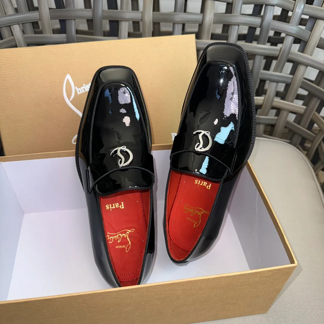 [CL red-soled shoes] Top P: 1020💰 Size 39-44 (⚠️38.45.46 custom-made, non-refundable and non-exchangeable) 🆑High-end men's business formal leather shoes, classic red-soled shoes | Fabric: Original imported first-layer cowhide, iconic rivet decoration | Lining: water-dyed cowhide lining Outsole: red cowhide outsole imported from Italy Brand: Christia*.Loubouti* 🆑 High-end men's business dress shoes | classic red soled shoes | Upper: original imported first layer cowhide iconic rivet decoration | Linning: Water dyed cow skin inner Outsole: red cowhide outsole imported from Italy Size: 39-44 (38.45.46 customized) Brand: Christia*.Loubouti*